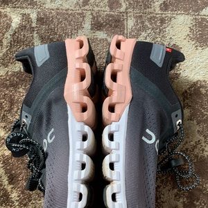 WOMEN'S ON CLOUD SNEAKERS SIZE 8